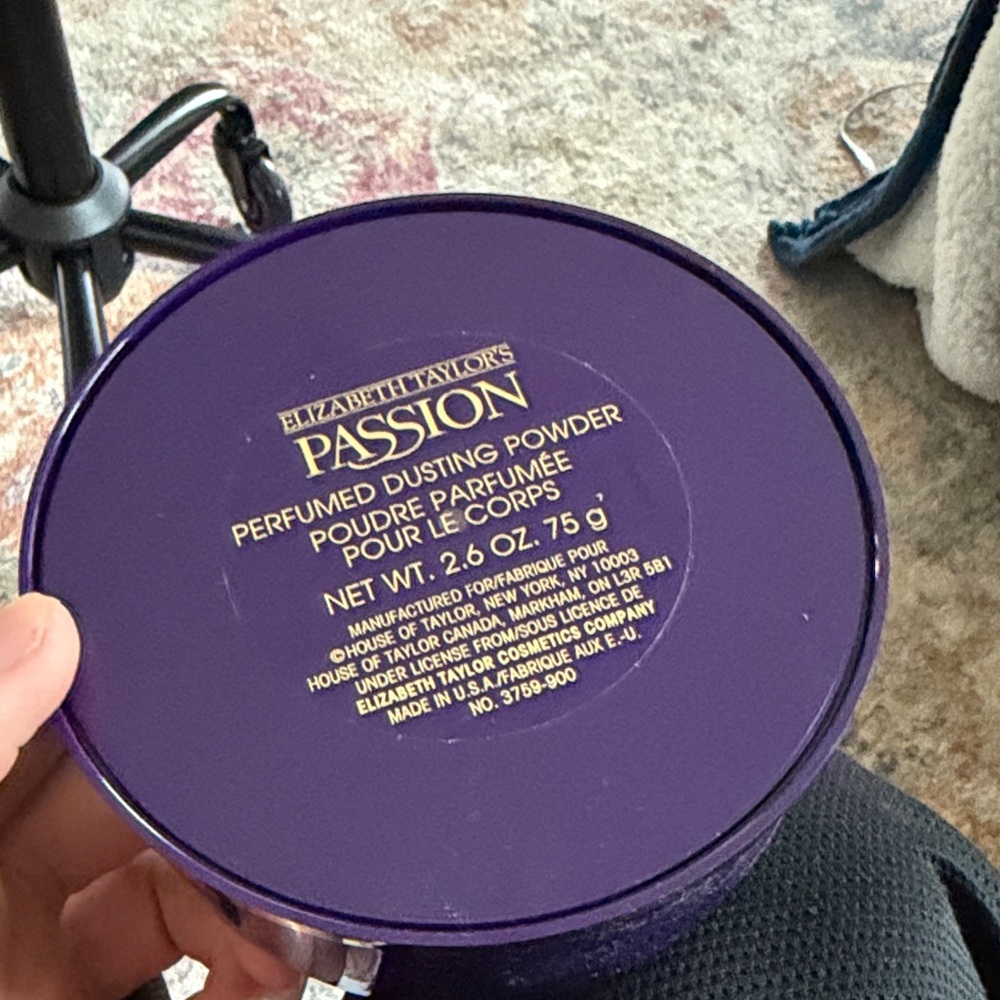 Elizabeth Taylor Passion Perfumed Dusting Powder - Purple